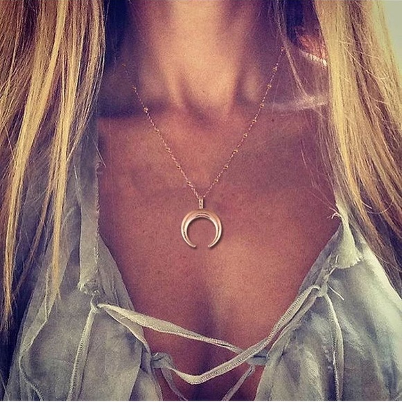 Jewelry - ⚜️[𝟯/$𝟮𝟴]⚜️Gold Horn Simple Dainty Choker NEW